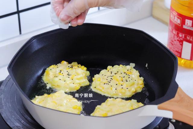 葱花鸡蛋饼的做法（鸡蛋饼的做法视频）